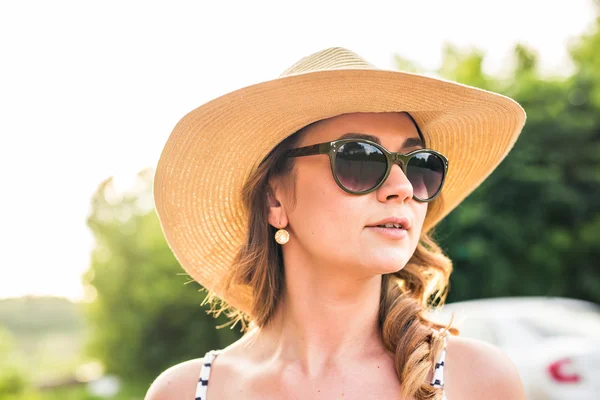 Kobieta w wielkim Słomkowy kapelusz, cieszył się z letnim słońcem — Zdjęcie stockowe