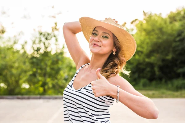 Zomer vakantie reizen. Succesvolle gelukkige vrouw doen duimschroef opwaarts goedkeuring gebaar op aard. — Stockfoto