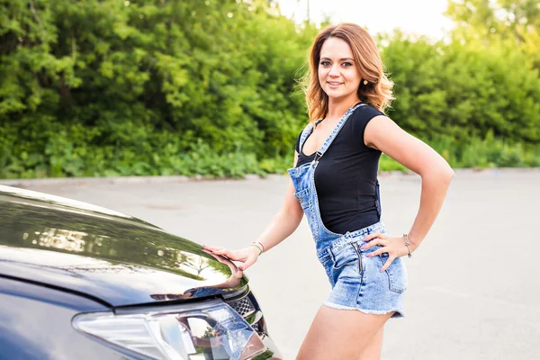 Lächelnde Frau mit ihrem Auto — Stockfoto