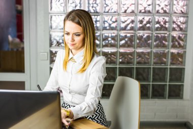 Genç kadın tasarımcı grafik tablet bilgisayar ile çalışırken kullanma