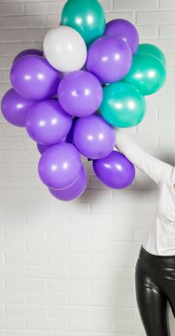 El kadının renkli balonlar ile