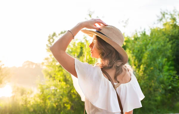 Mujer en sombrero de paja grande disfrutado con sol de verano — Foto de Stock