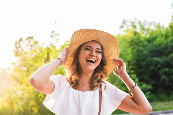 Strand vrouw lachen met plezier in de zomervakantie vakantie. Meisje dragen grote stro hoed — Stockfoto