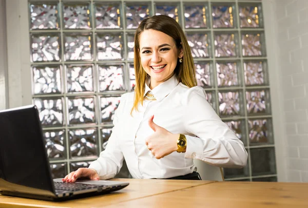 Portrait jeune femme d'affaires travaillant dans un bureau moderne. Pouce en l'air . — Photo