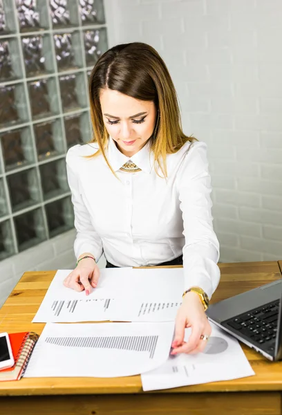 Portrait de belle jeune femme travaillant dans le bureau. — Photo