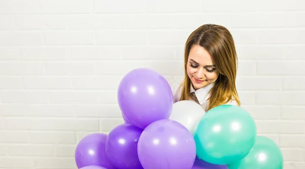 Junge hübsche Frau mit bunten Luftballons — Stockfoto