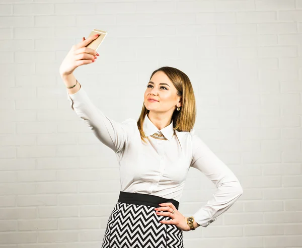 愉快的商业女人采取自拍照照片智能手机。技术与人的概念 — 图库照片