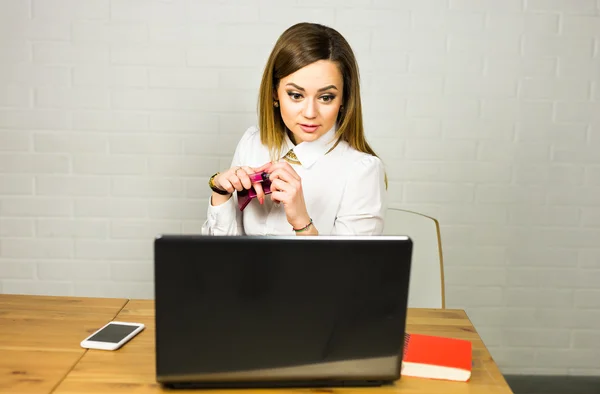 Portrait jeune femme d'affaires choquée assise devant un ordinateur portable regardant l'écran. Humour visage expression émotion sentiments problème perception réaction . — Photo