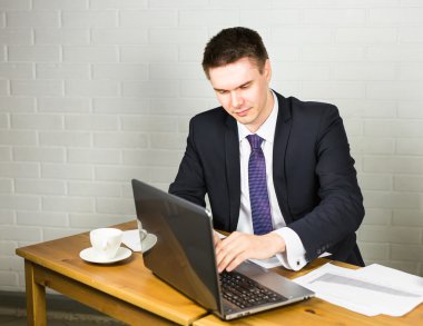 ofis dizüstü bilgisayarda çalışan adam