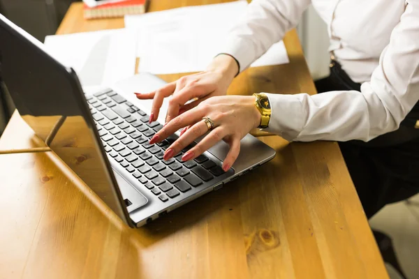 Los negocios, la educación, las personas y el concepto de tecnología - el primer plano de las manos femeninas con el ordenador portátil computar en la mesa — Foto de Stock