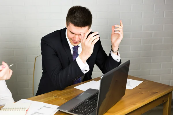 Joven con ropa formal hablando con su compañero de trabajo —  Fotos de Stock