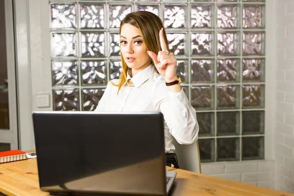 Concept d'entreprise, de personne et d'idée de travail - femme d'affaires pointant du doigt au bureau — Photo