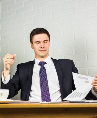 İşadamı ofiste meditasyon yapıyor.