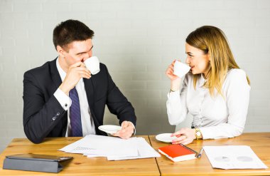 komik işadamı konferans kahve molası sırasında şaka söylemek