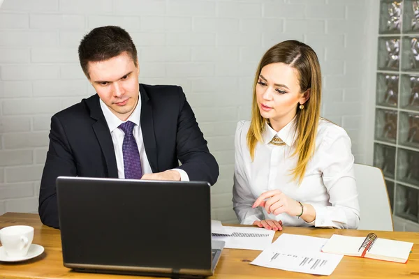 Männliche und weibliche Büroangestellte. — Stockfoto