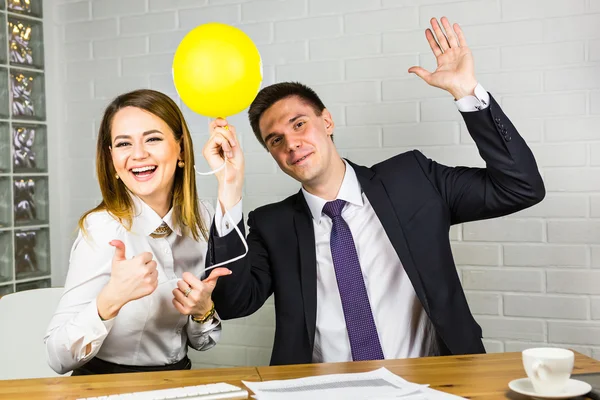 Счастливые бизнесмены веселятся в офисе — стоковое фото
