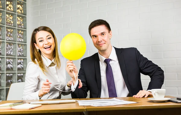 Счастливые бизнесмены веселятся в офисе — стоковое фото