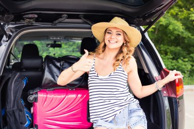 Bavul olan kadın. Tatil kavramı. Araba gezisi. Yaz seyahat.