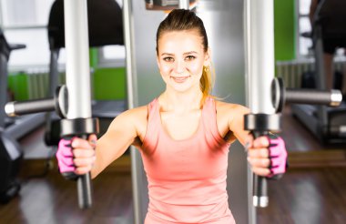 genç kadın ağırlık terbiye