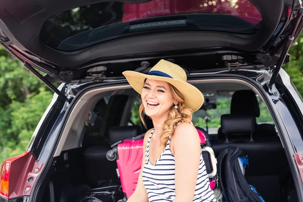 Fiatal nő a bőröndök. Nyaralás koncepció. Autós utazás. Nyári utazási. — Stock Fotó