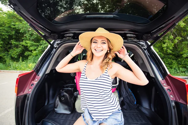 Junge Frau mit Koffern. Ferienkonzept. Autofahrt. Sommerreise. — Stockfoto