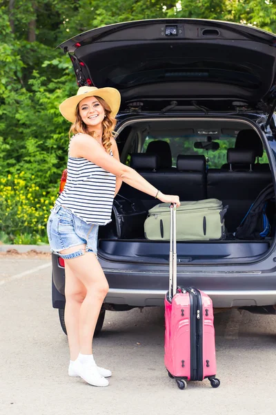 Mladá žena s kufry. Koncept dovolenou. Výlet autem. Letní cestování. — Stock fotografie