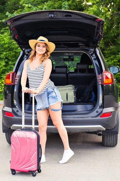 Mladá žena s kufry. Koncept dovolenou. Výlet autem. Letní cestování. — Stock fotografie