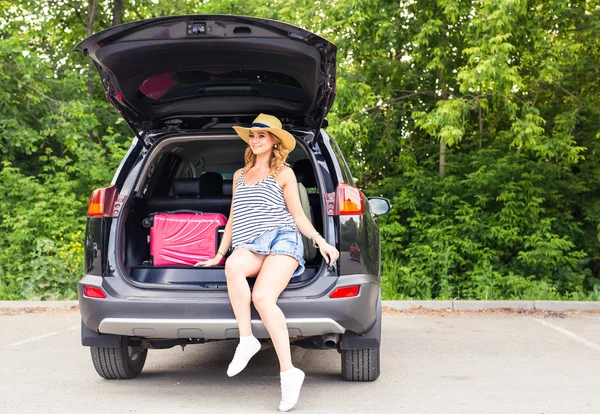 Junge Frau und Koffer. Ferienkonzept. Autofahrt. Sommerreisen. Mädchen mit Koffern unterwegs — Stockfoto