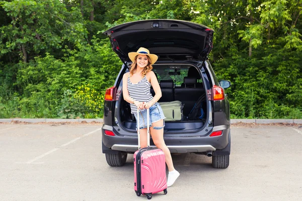 Mladá žena a kufr. Koncept dovolenou. Výlet autem. Letní cestování. Dívka s kufry — Stock fotografie