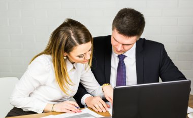 Ofiste dizüstü kullanarak tanışma fikirleri tartışmak iş adamları.