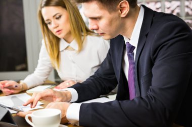 Ofiste dizüstü kullanarak tanışma fikirleri tartışmak iş adamları.