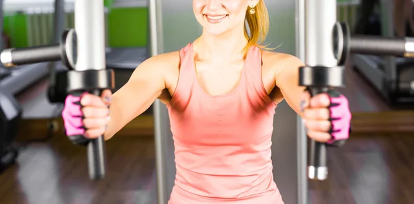 Närbild av ung kvinna gör övning i gymmet — Stockfoto