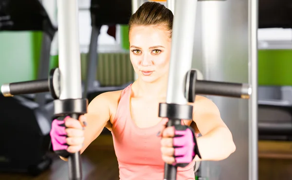 Mädchen in der Turnhalle — Stockfoto