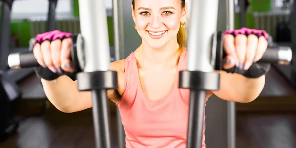 Närbild av ung kvinna gör övning i gymmet — Stockfoto