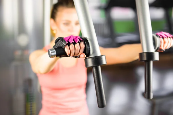 Närbild av ung kvinna gör övning i gymmet — Stockfoto