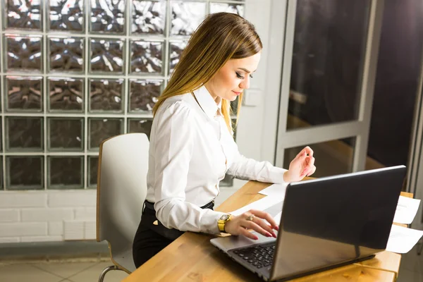 Porträt einer erfolgreichen Geschäftsfrau, die im Büro mit Laptop arbeitet — Stockfoto