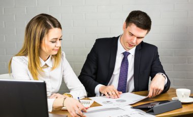 çalışma alanı, kurumsal iş adamları ortak bir dizüstü bilgisayarda çalışma tartışan genç iş arkadaşları