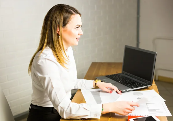 Portrait d'une femme d'affaires prospère travaillant avec un ordinateur portable au bureau — Photo