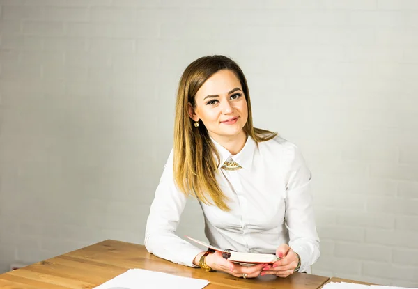 Femme d'affaires travaillant avec des documents dans le bureau — Photo