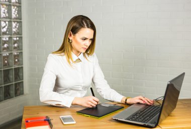 Kadın tasarımcı dijital grafik tablet ve laptop çalışma ofisinde. Fotoğraf retoucher masada oturuyor. Yaratıcı insanlar veya reklam iş kavramı