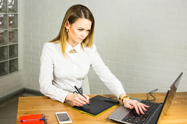 Designer féminin au bureau travaillant avec tablette graphique numérique et ordinateur portable. Photographie retouche assis au bureau. Personnes créatives ou concept d'entreprise publicitaire — Photo