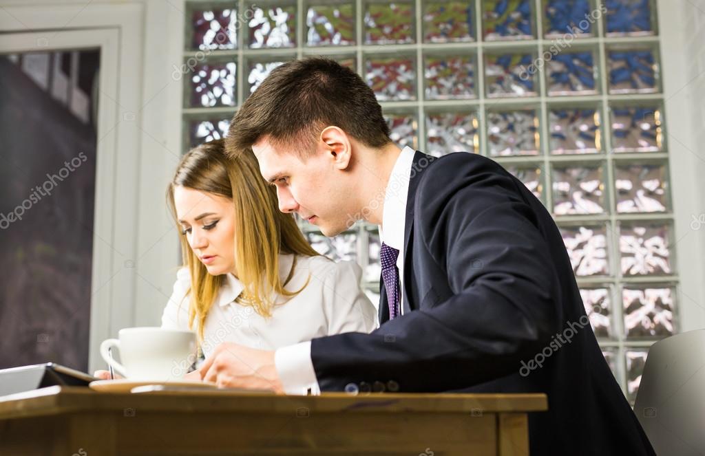 Мужчины и женщины, работающие в офисе . — Стоковое фото