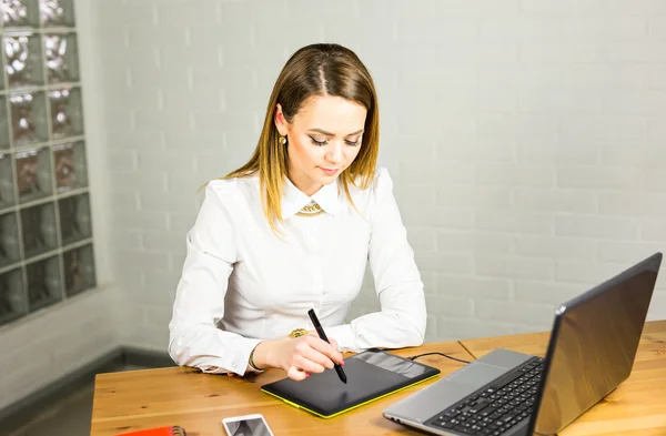 Jeune créatrice utilisant une tablette graphique tout en travaillant avec un ordinateur — Photo