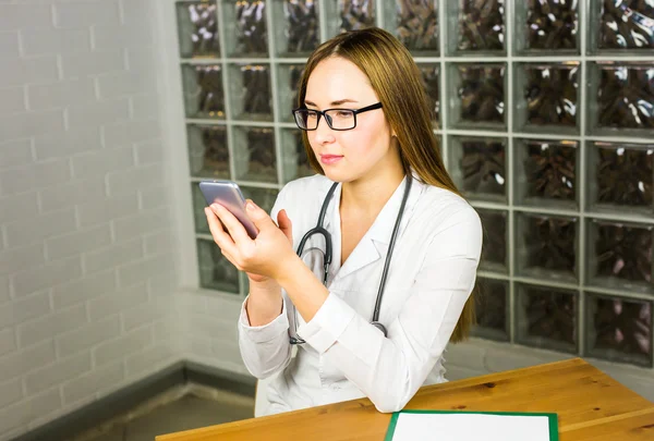 Ręce kobiece medyczny pracownik korzystanie smartphone — Zdjęcie stockowe