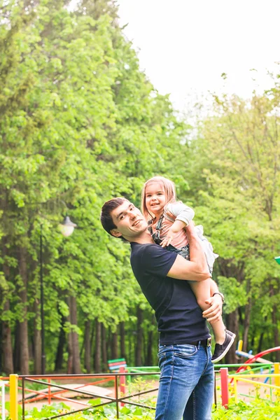 Buon padre e figlia divertirsi insieme, concetto di tempo per la famiglia — Foto Stock