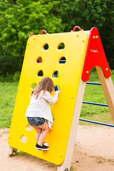어린 소녀는 공원에 놀이터에서 재생 — 스톡 사진
