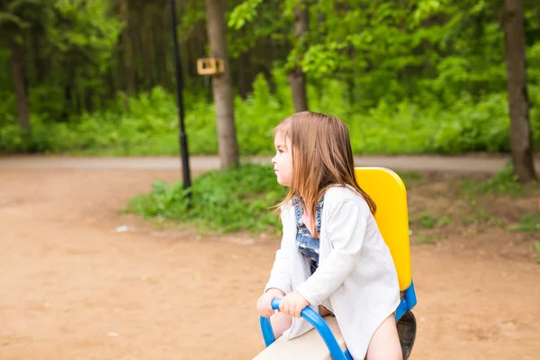 여름에 야외 놀이터에 아름 다운 소녀 — 스톡 사진
