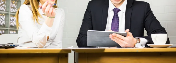 Nahaufnahme von Geschäftsleuten mit digitalem Tablet im modernen Büro — Stockfoto