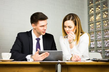 Tablet bilgisayar kullanma office iki iş adamları