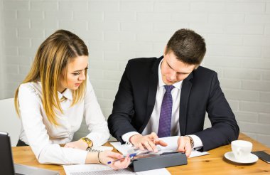 Tablet bilgisayar kullanma office iki iş adamları